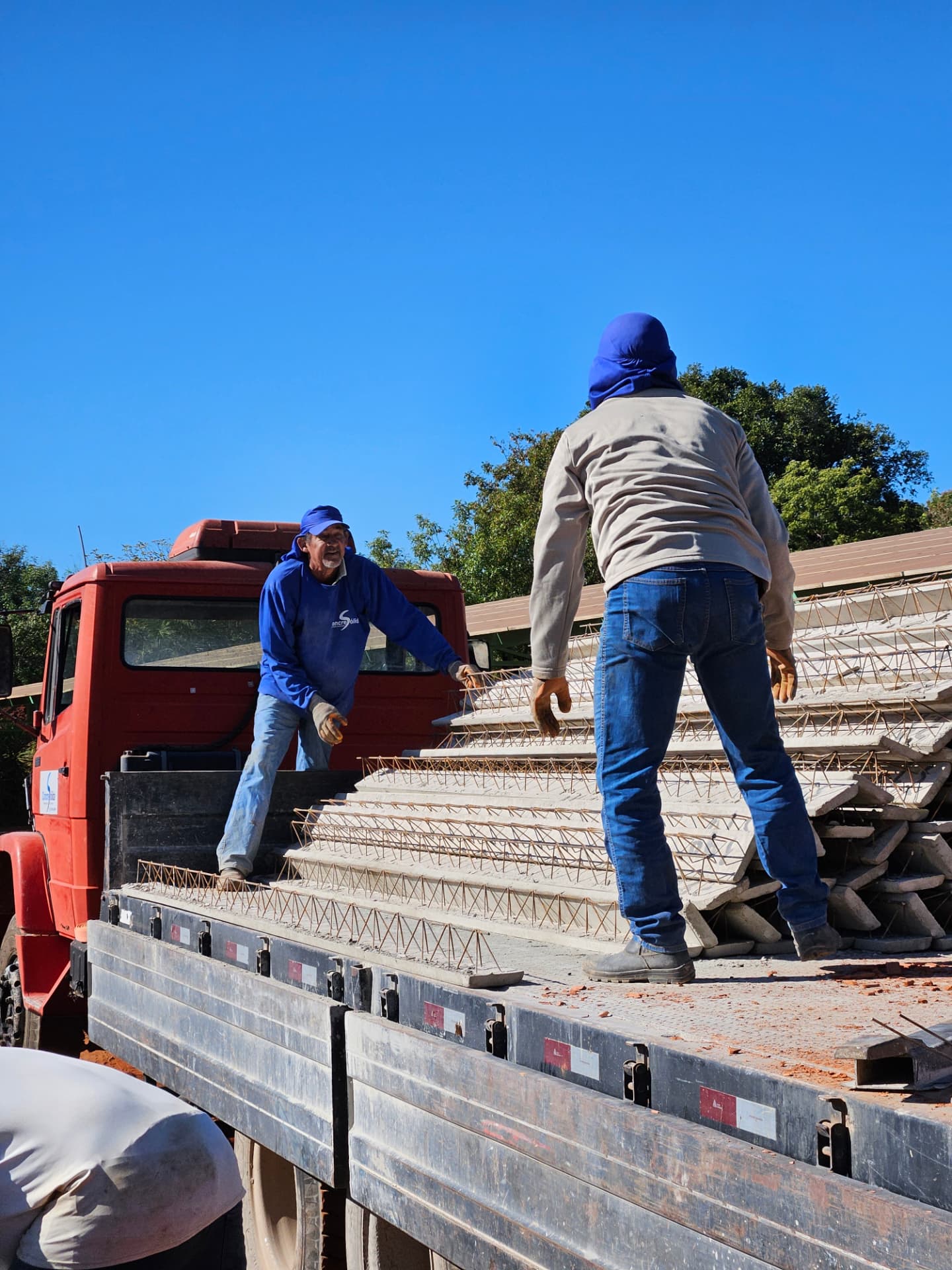 Equipe da Concresólida descarregando lajes no caminhão